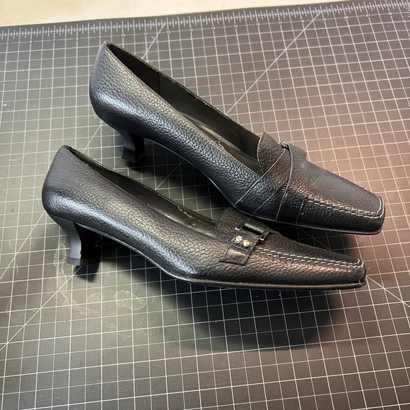 GUC Stuart Weitzman leather kitten heels - Picture 6 of 8